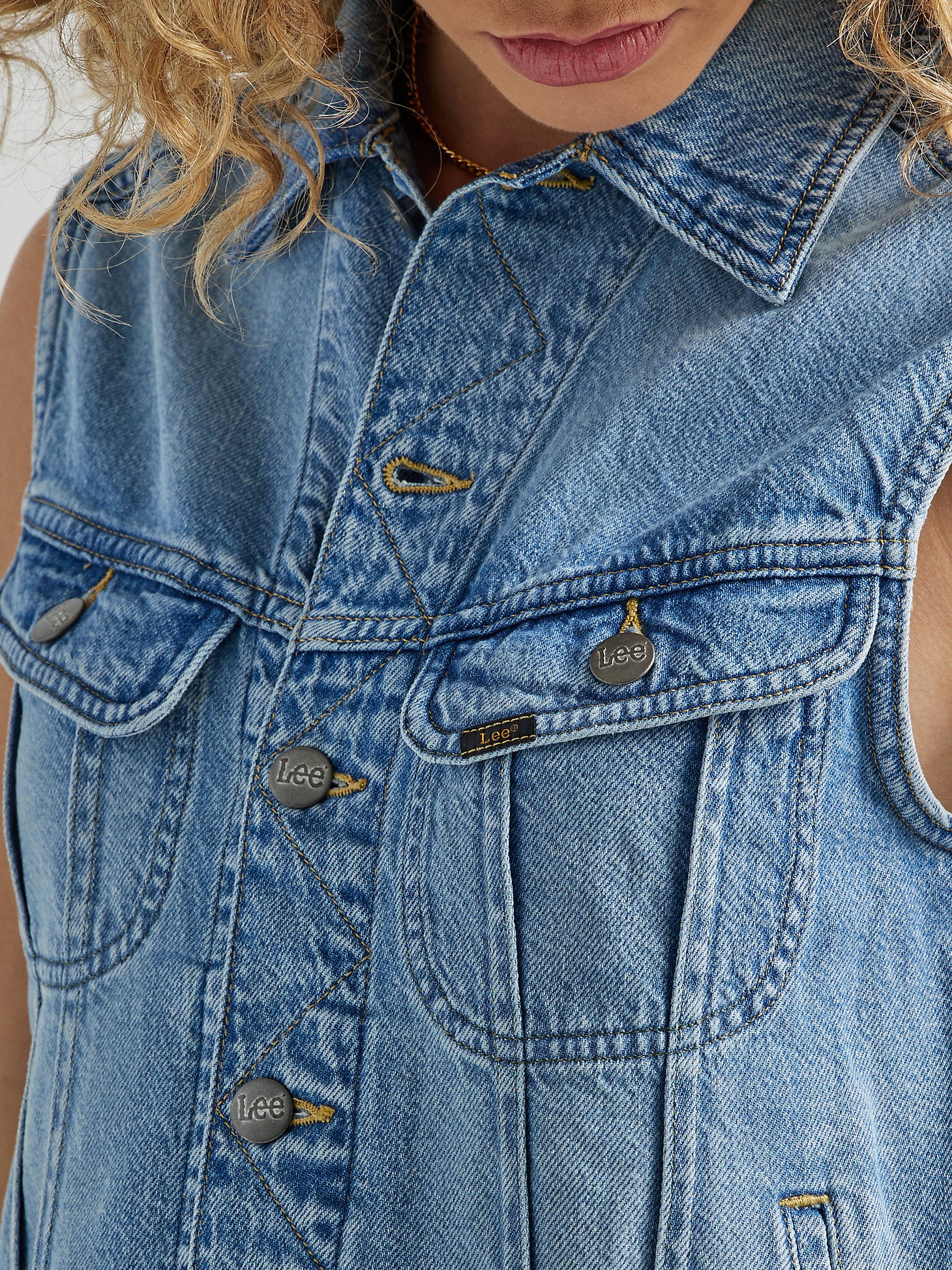 WOMEN'S DENIM VEST IN FROSTED BLUE