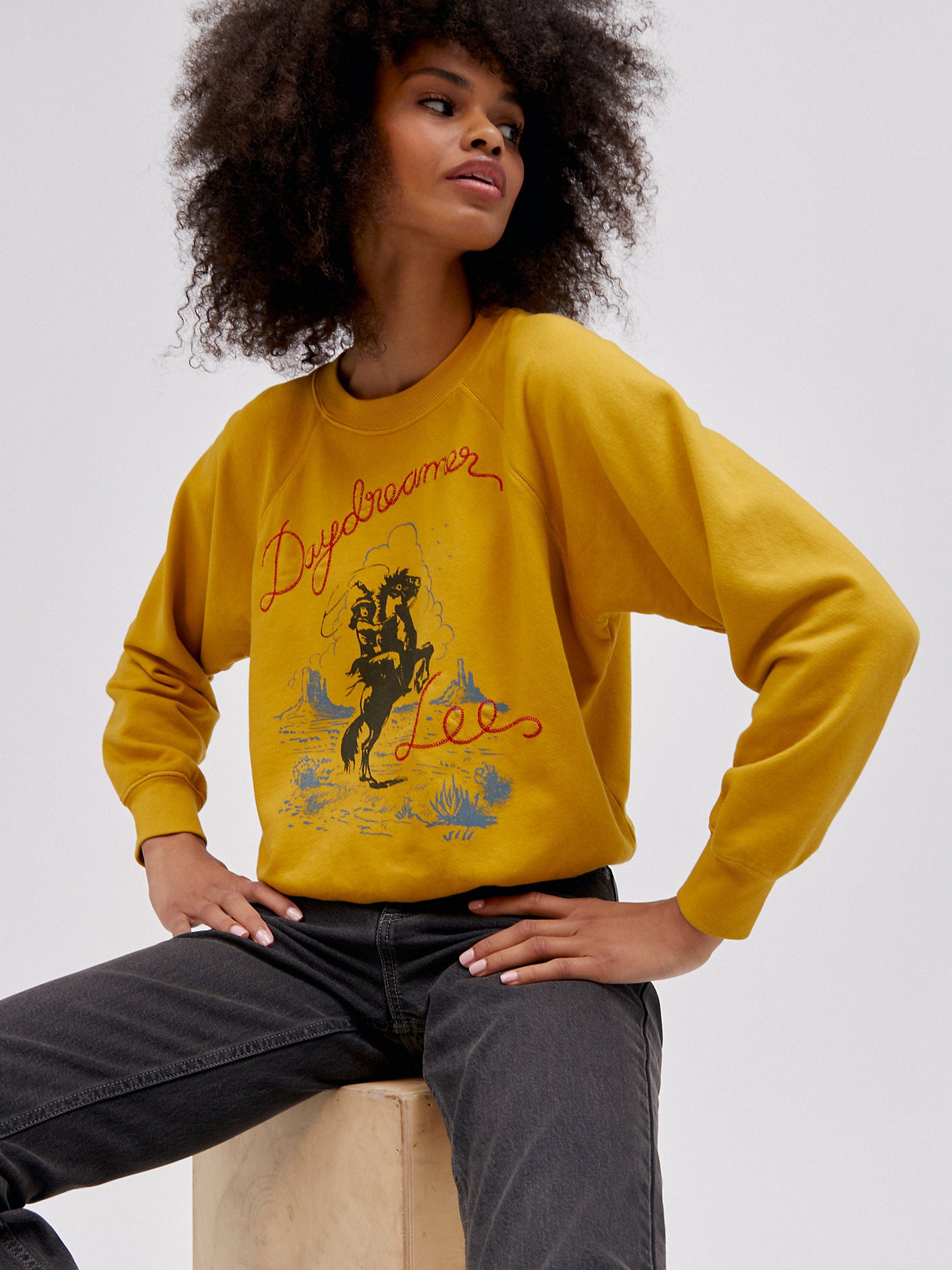 WOMEN'S LEE X DAYDREAMER WESTERN RAGLAN CREW SWEATSHIRT IN GOLDEN DAZE