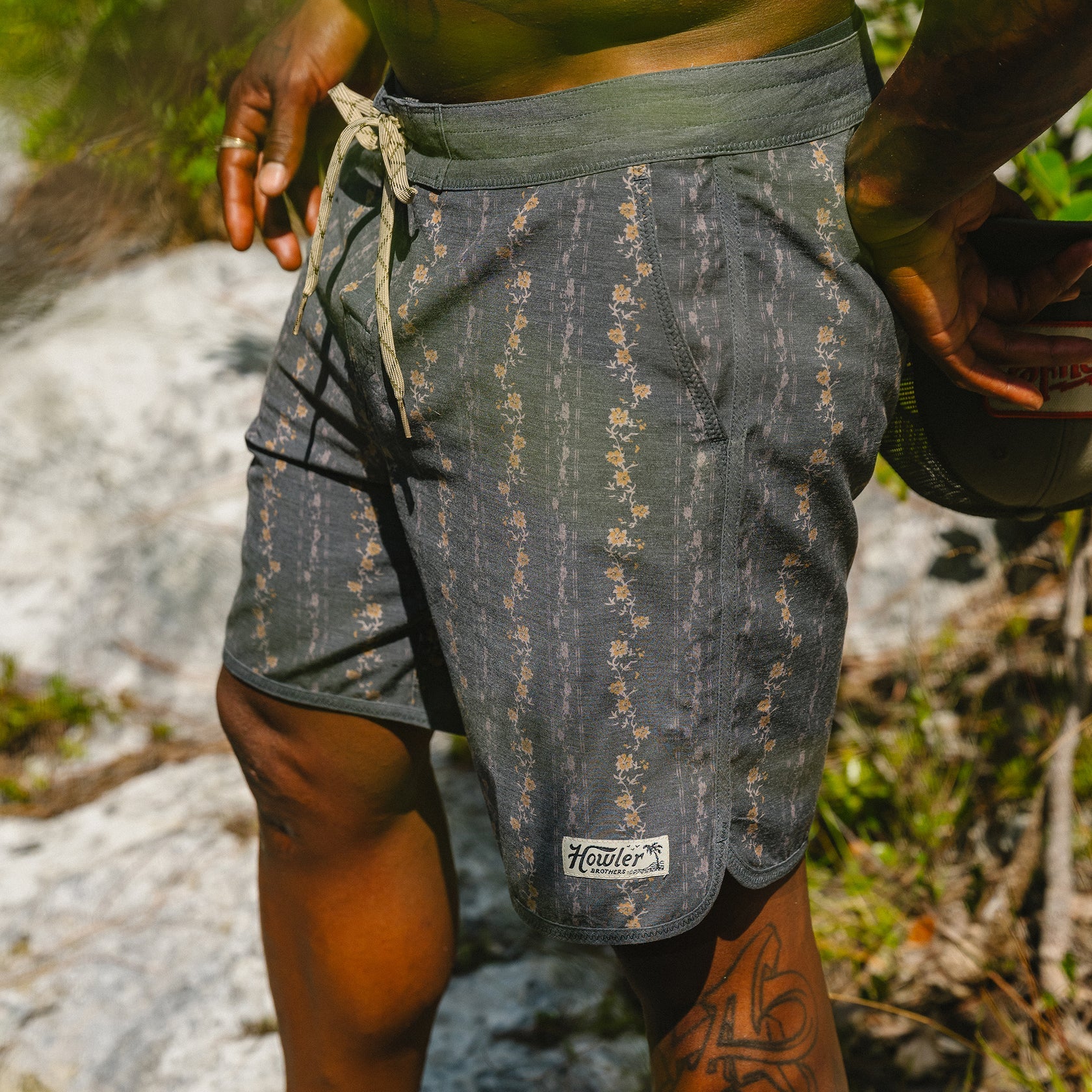 Bruja Boardshorts 18.5" - Hibiscus Ribbons : Antique Black