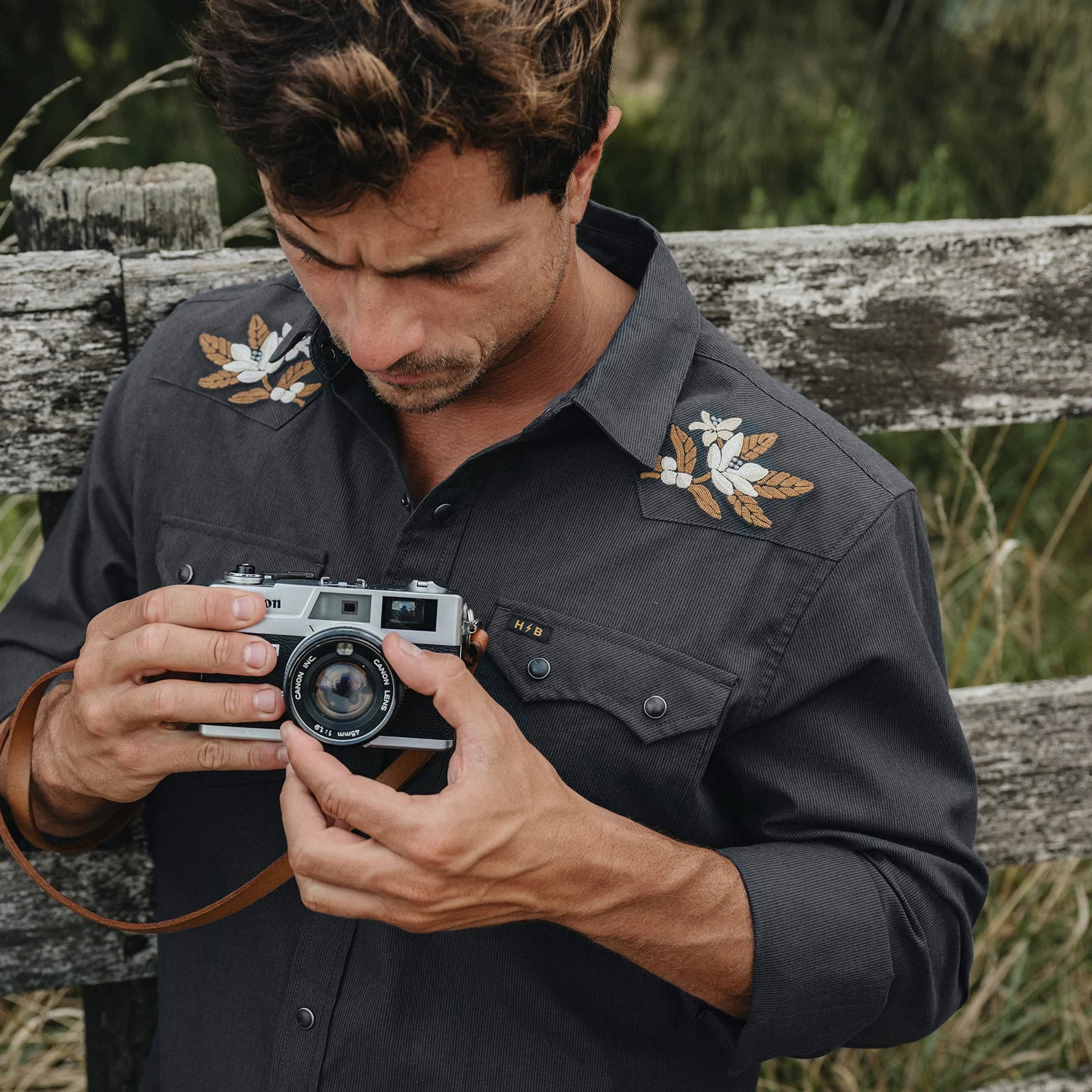 Crosscut Deluxe Snapshirt - Orange Blossoms : Antique Black