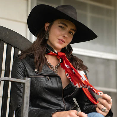 GIRL WITH THE WIDE BRIM SCARF