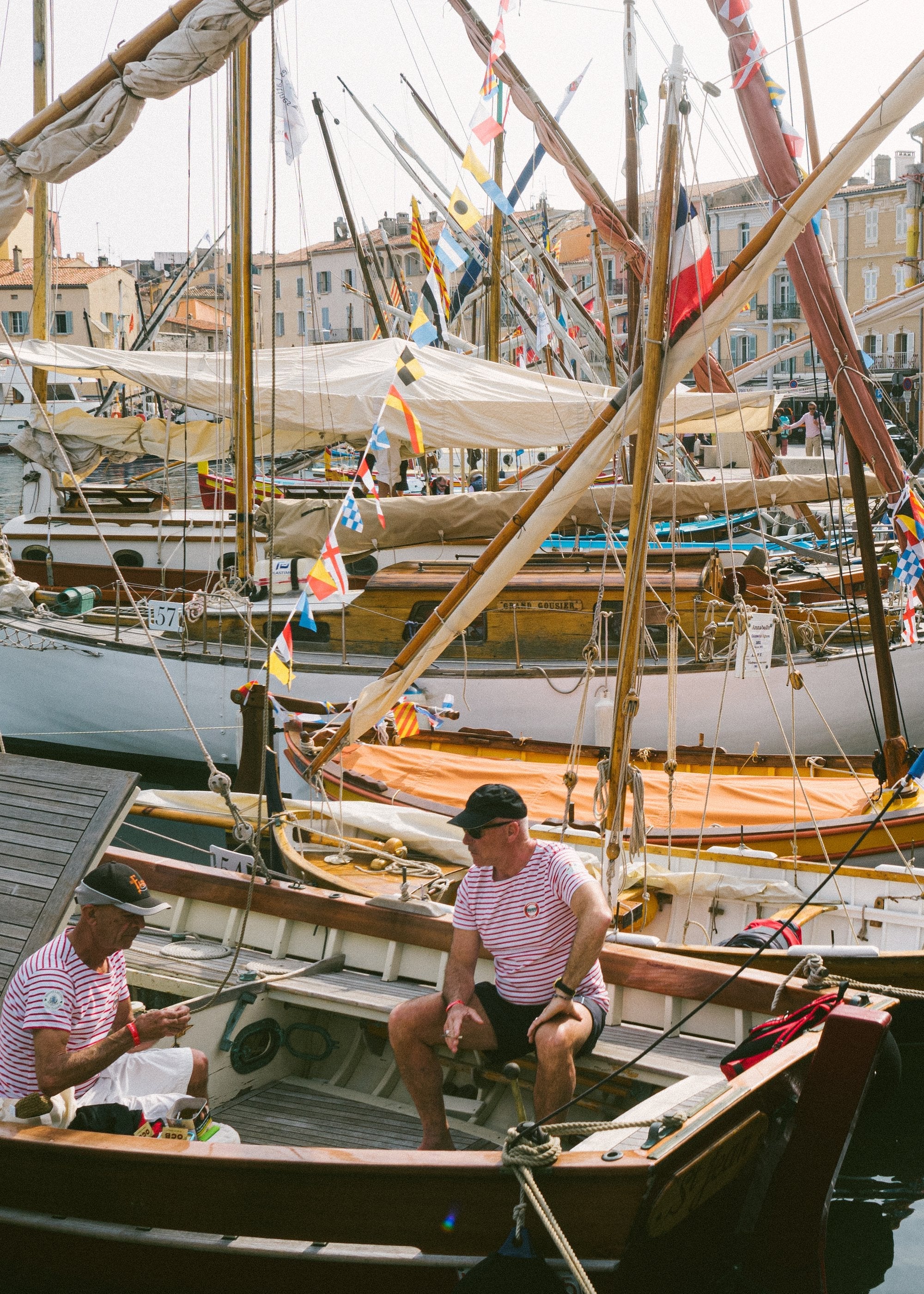 SAILING THE SEAS A VOYAGER'S GUIDE TO OCEANIC GETAWAYS