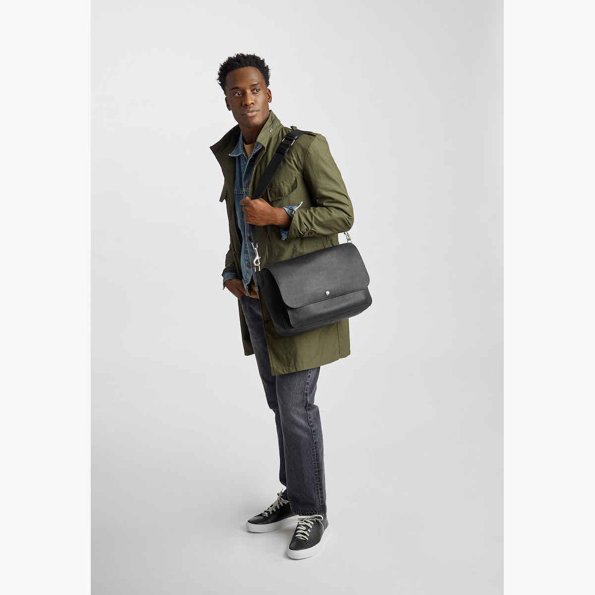 CANFIELD RELAXED MESSENGER - NATURAL GRAIN LEATHER - BLACK